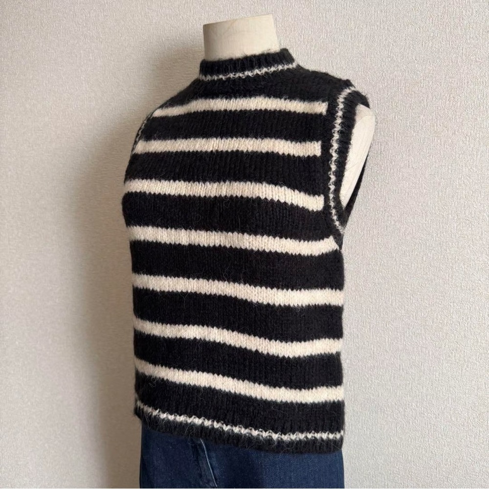 Zara Striped Boxy Fit Cropped Sweater Vest Black White Size small 90s chic